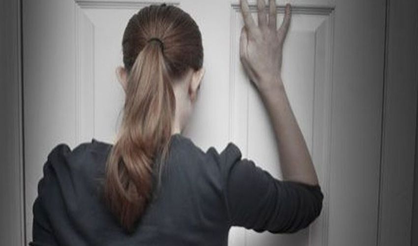 Bewoner van Lisse voor een voordeur die dichtviel Bewoner van Lisse voor een voordeur die dichtviel