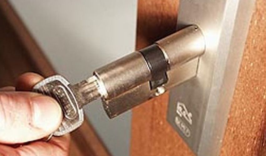 Monteur die een slot vervangt bij een woning in Lisse Monteur die een slot vervangt bij een woning in Lisse